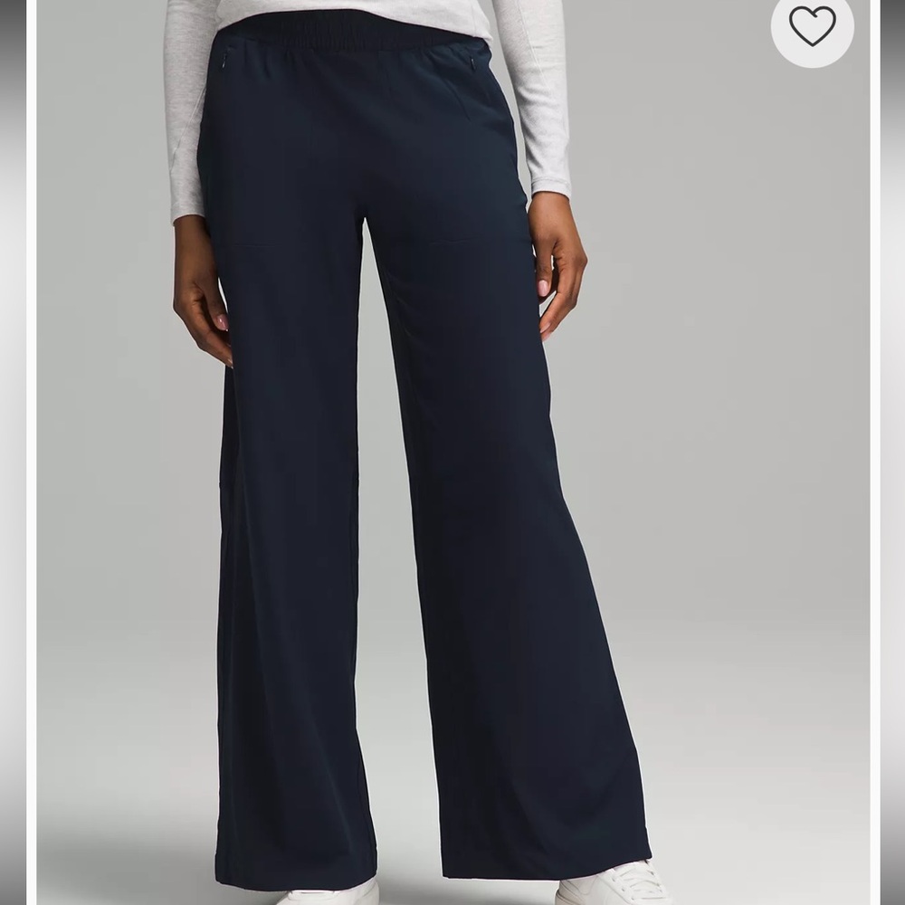 Straight-Leg Mid-Rise Pant in Navy